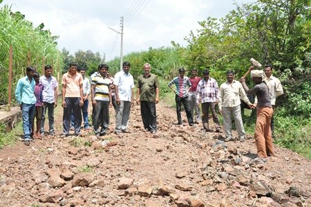 लिंगायत स्मशानभूमीकडे जाणारा रस्ता श्रम दानातून तयार करताना